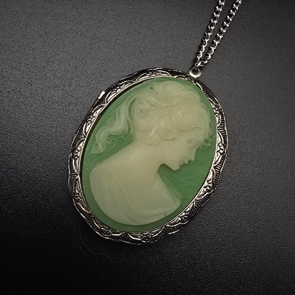 Green Cameo Locket Pendant Necklace Silver Tone Vintage Costume Jewelry